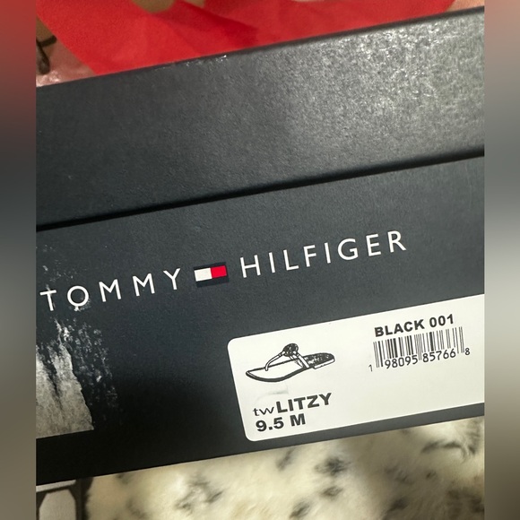 NWT Tommy Hilfiger Litzy Logo Flat T Strap Sandals - Picture 6 of 7